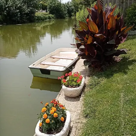Marais Poitevin Nature Et Serein Vue Imprenable Sur La Riviere Calme Absolu Ideal Pour Familles Couples Voyageurs بيت للعطل *