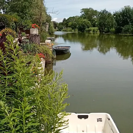 Marais Poitevin Nature Et Serein Vue Imprenable Sur La Riviere Calme Absolu Ideal Pour Familles Couples Voyageurs La Taillee