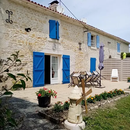 Marais Poitevin Nature Et Serein Vue Imprenable Sur La Riviere Calme Absolu Ideal Pour Familles Couples Voyageurs La Taillee