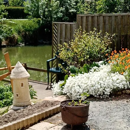 Marais Poitevin Nature Et Serein Vue Imprenable Sur La Riviere Calme Absolu Ideal Pour Familles Couples Voyageurs La Taillee