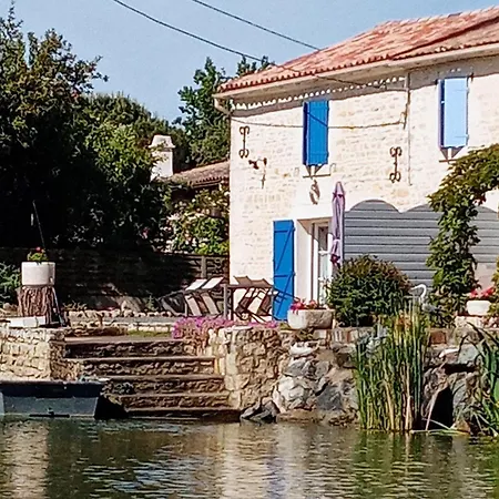 Marais Poitevin Nature Et Serein Vue Imprenable Sur La Riviere Calme Absolu Ideal Pour Familles Couples Voyageurs بيت للعطل La Taillee