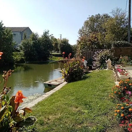 Marais Poitevin Nature Et Serein Vue Imprenable Sur La Riviere Calme Absolu Ideal Pour Familles Couples Voyageurs بيت للعطل
