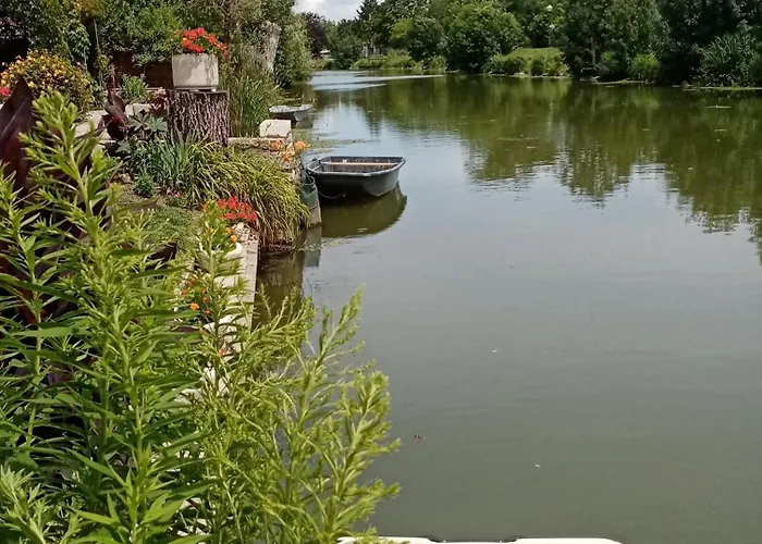 Marais Poitevin Nature Et Serein Vue Imprenable Sur La Riviere Calme Absolu Ideal Pour Familles Couples Voyageurs La Taillee