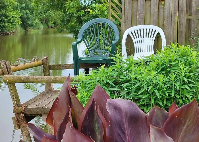 Marais Poitevin Nature Et Serein Vue Imprenable Sur La Riviere Calme Absolu Ideal Pour Familles Couples Voyageurs *